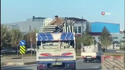  Ümraniye’de kamyonet kasasında tehlikeli yolculuk kamerada