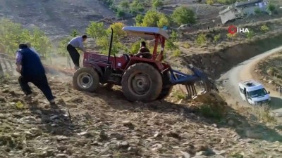 atina -  13 kişi traktörü halatla çekerek uçuruma düşmekten kurtardı Videosu