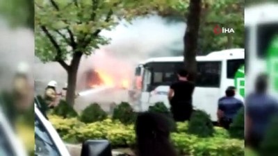 servis araci -  Beylikdüzü’nde park halindeki servis aracı alev alev yandı Videosu
