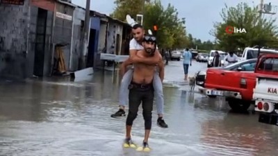  Burhaniye’de sağanak yağış yolları göle çevirdi