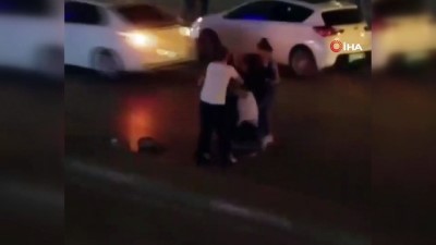 2 genc kiz -  Genç kızların cadde ortasında mesaj kavgası kamerada Videosu