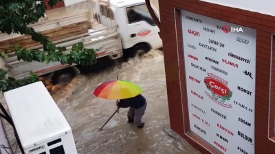 elektrik diregi -  Lodos demir çatıyı kara yoluna uçurdu Videosu