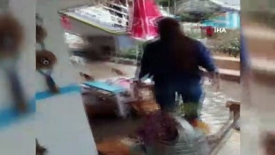  - Sağanak İzmir’i göle çevirdi