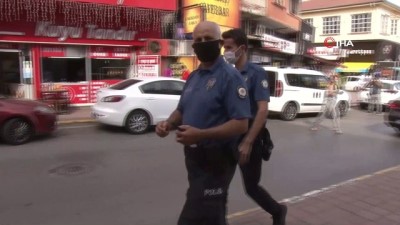 diyalog -  Sarhoş adam kaldırımda sızdı...Esnaf sandalyesini uyarı levhası yaptı Videosu