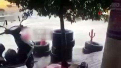  Yağmur sularına kapılan kadını vatandaşlar kurtardı