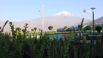  - Ağrı Dağı'nın eteklerine mevsimin ilk karı yağdı