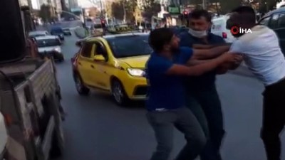  - Esenyurt'ta taksici ile çekici şoförü arasında yol kavgası