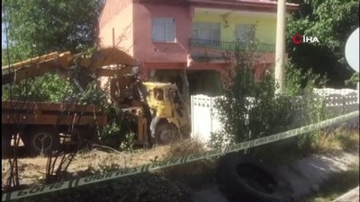  Eve giren vinç ortalığı savaş alanına çevirdi