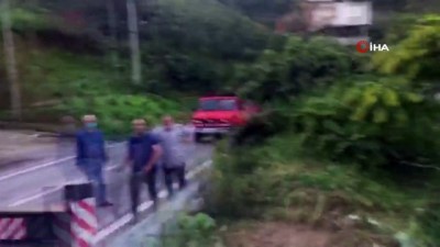  Rize’de dereye düşen inek vinçle böyle kurtarıldı