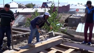 isaf -  Evine yılanların yuva yaptığını iddia eden vatandaş yardım bekliyor Videosu