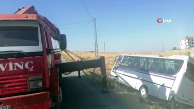 servis araci -  Malatya’da işçi servisi şarampole yuvarlandı: 12 yaralı Videosu