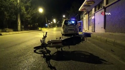 akaryakit istasyonu -  Motosikletlerine mazot alıp kaçan şahıslar kaza yaptı: 2 yaralı Videosu