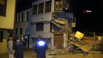 tarihi surlar -  Tarihi ahşap bina çöktü Videosu