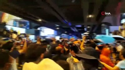 diktatorluk -  - Tayland'da hükumet karşıtı protestolarda tansiyon yükseldi
- Bangkok polisi protestoculara tazyikli suyla müdahale etti Videosu