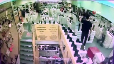 hirsiz polis -  - Fatih'te mağazadan cep telefonu çalan hırsız polise yakalandı Videosu