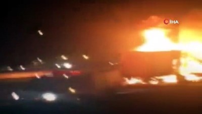  İzmir’de biber yüklü tırın dorsesi alev alev yandı