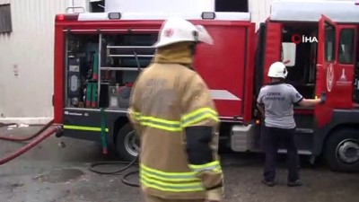 itfaiye araci -  Polyester üretilen iş yerinde korkutan yangın: 4 kişi dumandan etkilendi Videosu