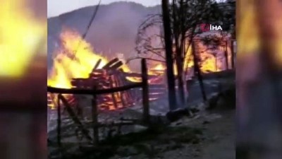  Ulus'ta meydana gelen yangında 3 ev alevlere teslim oldu