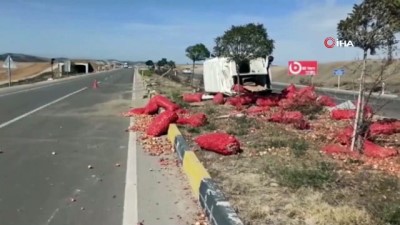  Başkent’te minibüs devrildi, yol soğan tarlasına döndü