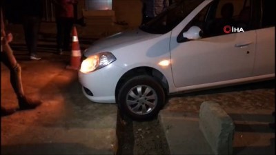  Sürücünün talihsiz anı: Otomobil bir anda çukura daldı