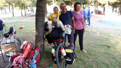 muhendislik -   5 yaşındaki kızlarıyla bisiklete binip 105 günde 3 bin kilometre pedal çevirdiler Videosu