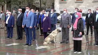 istiklal -  Muhtarların saygı duruşuna eşlik eden sokak köpeği gülümsetti Videosu