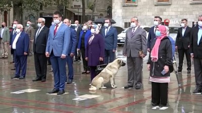 sparta -  Muhtarların saygı duruşuna eşlik eden sokak köpeği gülümsetti Videosu