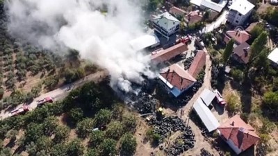 Bursa'da araç lastik deposunda çıkan yangın söndürüldü