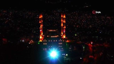 cep telefonu -  Camiye yansıtılan ışıklı bayrak ile Azerbaycan’a destek Videosu
