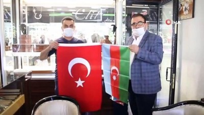  Erzincan’da esnafa Azerbaycan ve Türk bayrakları dağıtıldı