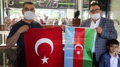 Gönüllü gençler Türkiye ve Azerbaycan bayrakları dağıttı - ERZİNCAN