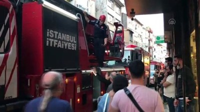 itfaiye merdiveni - Kadıköy'de 5 katlı apartmanda yangın çıktı - İSTANBUL Videosu