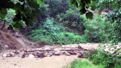  Rize'de şiddetli yağış...Dereler taştı, heyelan meydana geldi