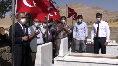 Terör saldırılarında şehit olan 5 güvenlik korucusu kabirleri başında anıldı - BATMAN