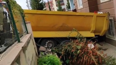 insaat alani -  Freni boşalan hafriyat kamyonu apartmana girdi Videosu