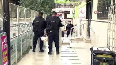 polis -  Diyarbakır’da polis ekipleri, HDP İl Başkanlığı ile Yenişehir İlçe Başkanlığı Başkanlığına baskın düzenledi. Güvenlik güçlerinin binalardaki aramaları sürüyor. Videosu