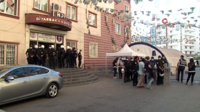 polis -  HDP Diyarbakır İl Başkanlığı binasından delil torbalarıyla çok sayıda doküman çıkartıldı Videosu