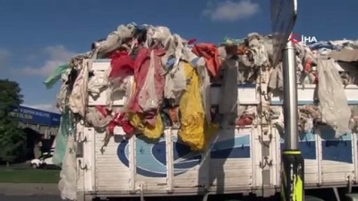 polis -  Kamyon üst geçide takıldı, geri dönüşüm malzemeleri yola saçıldı Videosu