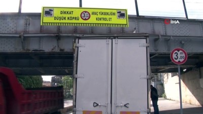 mobilya -  Kamyonet demiryolu geçidine sıkıştı Videosu