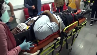 saglik ekibi -  Kamyonet şarampole devrildi: 2 yaralı Videosu