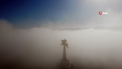 hava sicakliklari -  Bolu sise büründü, kentin simgesi Köroğlu Heykeli sislerin arasında kaldı Videosu