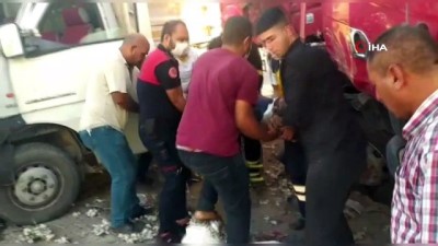 cakal -  Kamyon ile minibüs çarpıştı: 2 yaralı Videosu