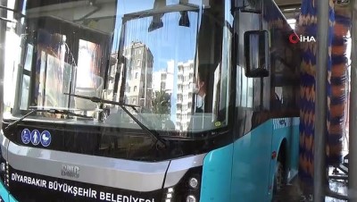 servis soforu -  Ojeli tırnakları, topuklu ayakkabılarıyla Diyarbakır'ın kadın otobüs şoförleri iş başında Videosu