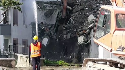  Çöken 9 katlı binanın yıkım çalışmalarının yapıldığı görüntüler ortaya çıktı