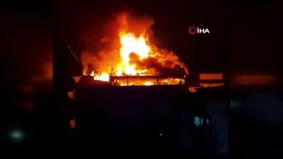  Esenyurt'ta binanın çatısı alev alev yandı