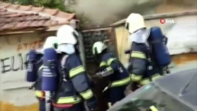  İtfaiye, metruk binadaki yangını söndürmek için kapıyı kırdı