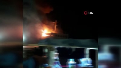 mobilya -  Maltepe Sahilde iskelede demirli haldeki gemide yangın çıktı Videosu