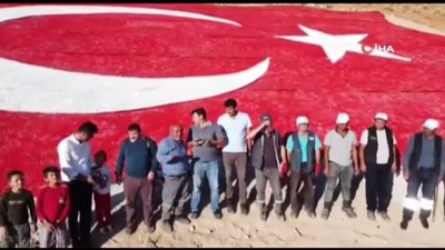  Çal Dağları'na dev Türk Bayrağı