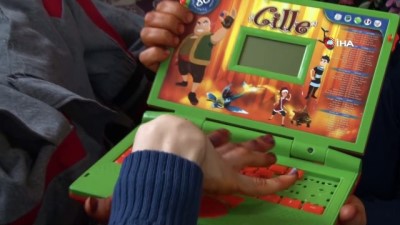 akulu araba -  Engelli oğlunun hayal ettiği laptopa anne oyuncak laptopla karşılık veriyor Videosu