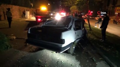  Otomobil önce ağaca sonra direğe çarptı: 2 yaralı